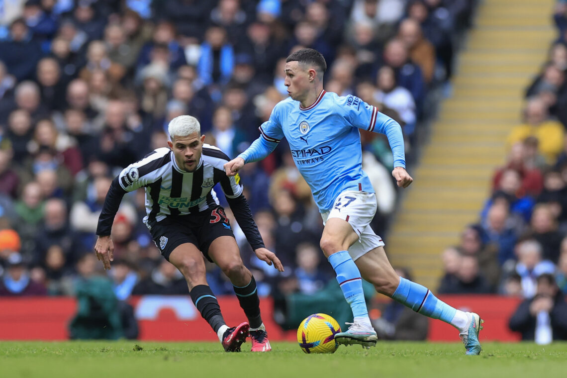 Phil Foden kiwający Bruno Guimaraesa