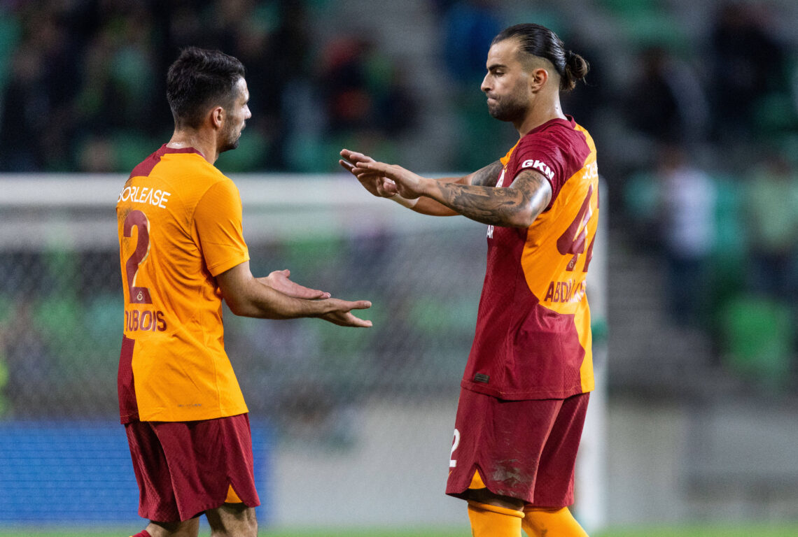 Piłkarze Galatasaray przybijający piątkę