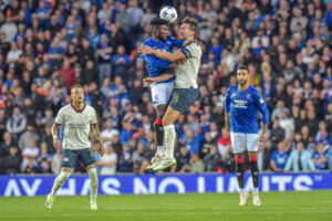 Piłkarze Rangers i PSV skaczący do główki