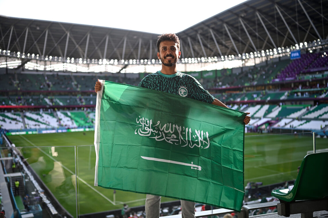 Kibic z flagą Arabii Saudyjskiej