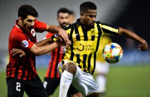 Piłkarz Al-Ittihad przyjmujący piłkę