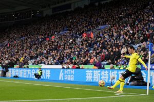 Ben Chilwell wykonujący rzut rożny