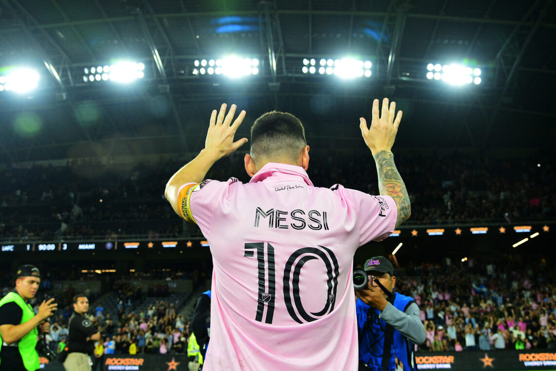Leo Messi odwrócony tyłem do kamery