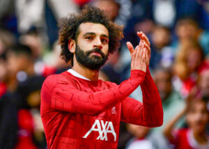 Mo Salah bijący brawo kibicom