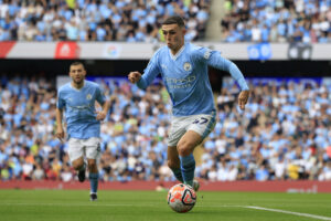 Phil Foden prowadzący piłkę