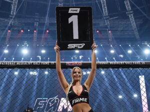 Ring girl podczas gali Fame MMA