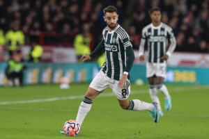 Bruno Fernandes prowadzący piłkę