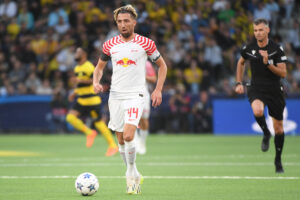 Kevin Kampl prowadzący piłkę