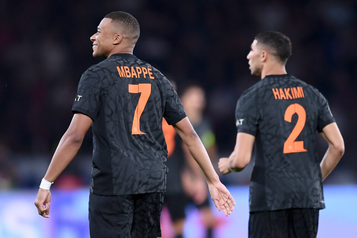 Kylian Mbappe odwrócony tyłem