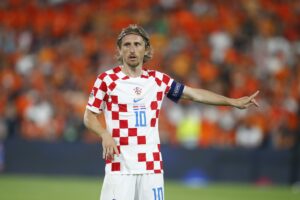 Luka Modrić ustawiający kolegów