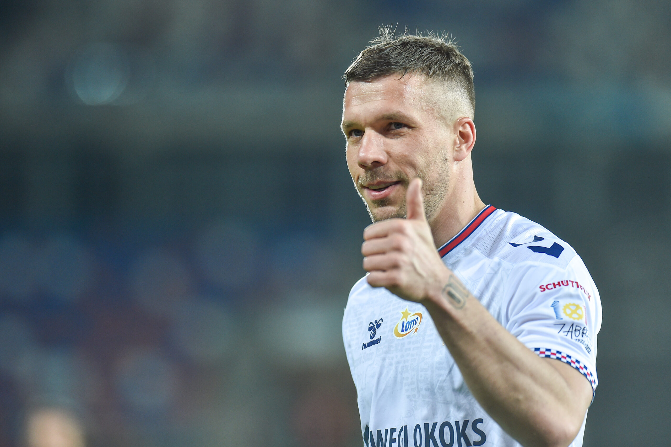 Lukas Podolski pokazujący kciuka w górę