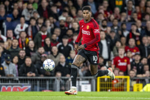 Marcus Rashford biegnący z piłką