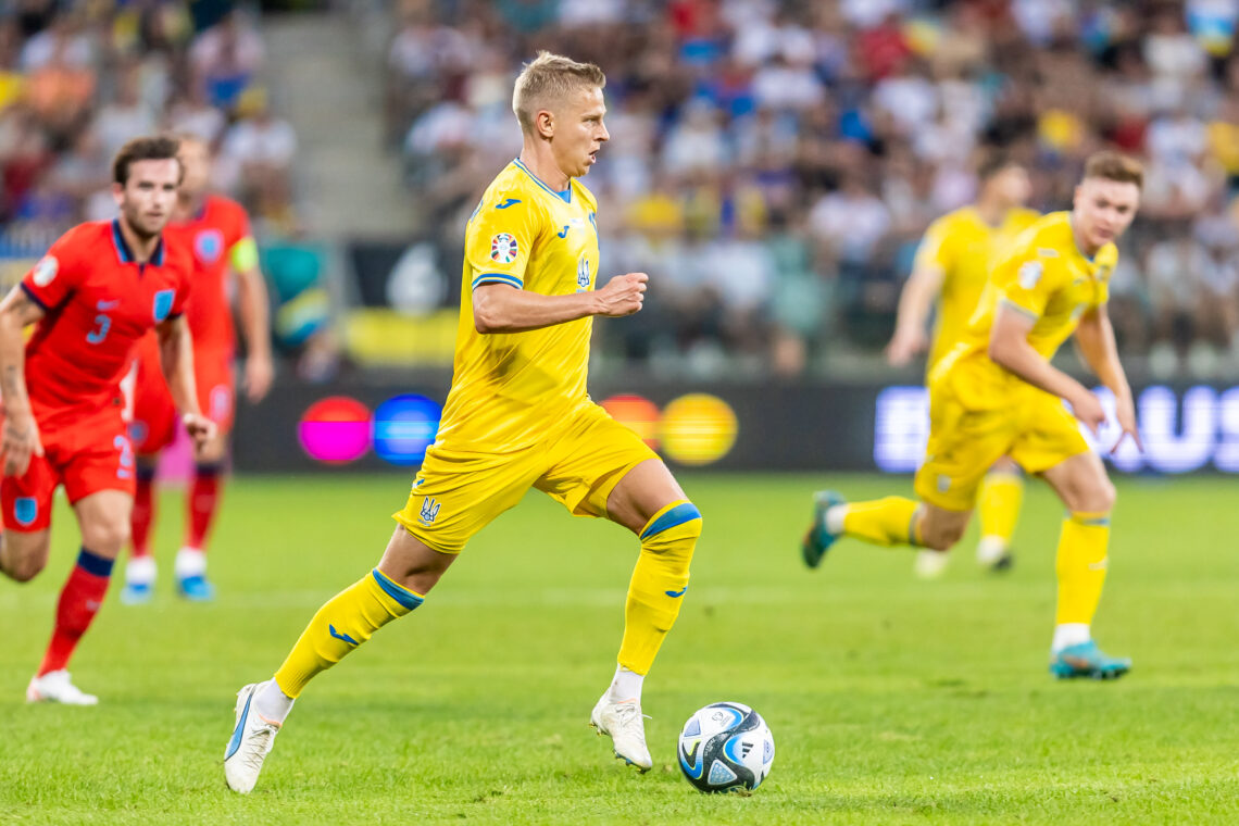 Oleksandr Zinchenko prowadzący piłkę