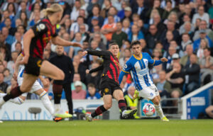 Phil Foden wykonujący wślizg