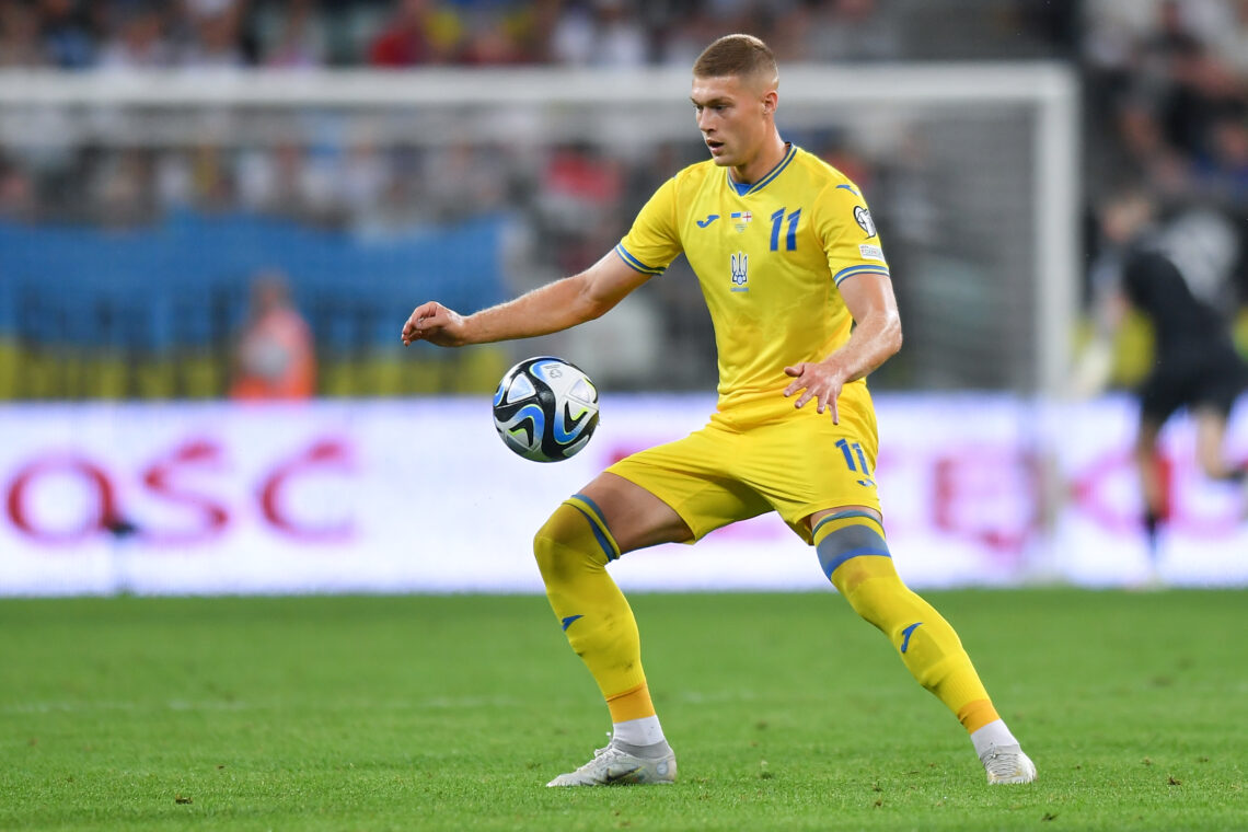 Piłkarz Ukrainy przyjmujący piłkę