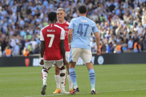 Piłkarze Arsenalu i Phil Foden podczas meczu