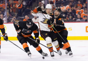 Walka o krążek graczy Flyers i Ducks