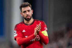 Bruno Fernandes bijący brawo kibicom