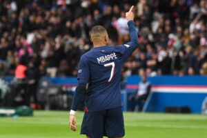 Kylian Mbappe pokazujący palcem