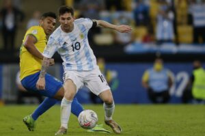 Leo Messi mijający Casemiro