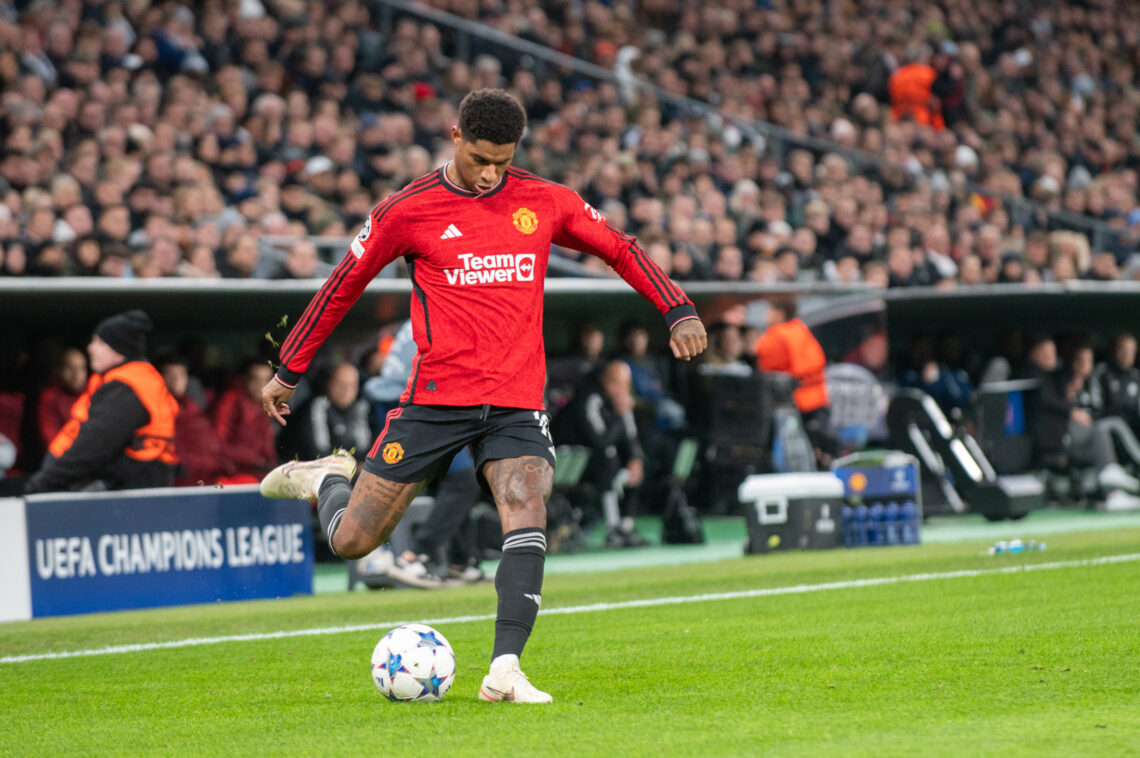 Marcus Rashford wrzucający piłkę