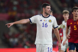 Scott McKenna ustawiający kolegów