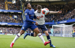 Reece James w walce z Daviesem