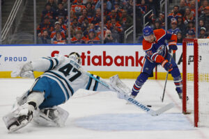 Zawodnik Oilers strzela na bramkę Sharks