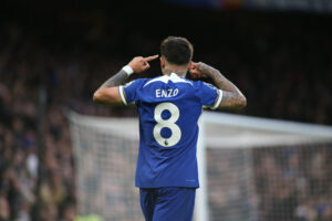 Enzo cieszący się z gola dla Chelsea
