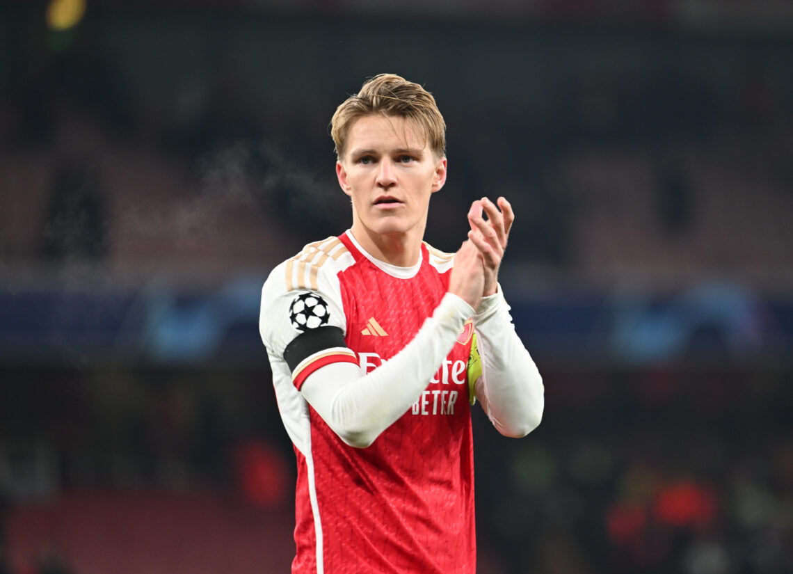 Martin Odegaard bijący brawo kibicom