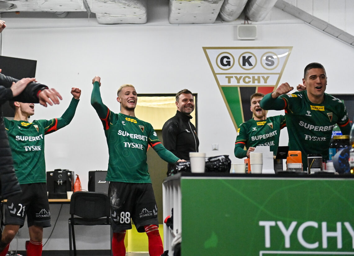 Piłkarze GKS Tychy świętujący zwycięstwo w szatni