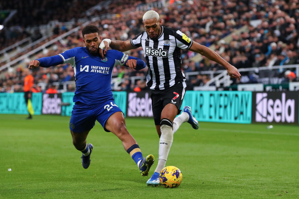 Reece James w pojedynku z Joelintonem