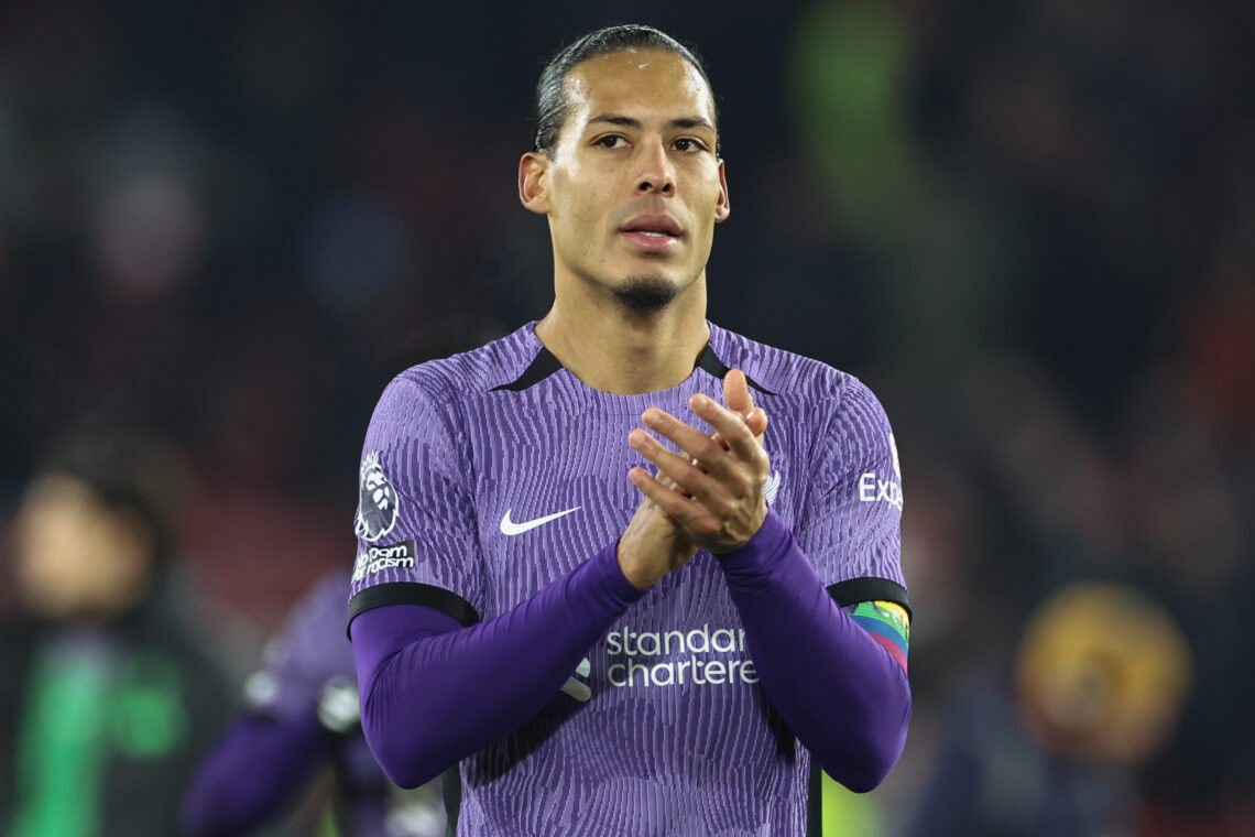 Virgil van Dijk bijący brawo