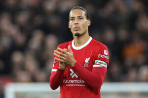 Virgil van Dijk bijący brawo