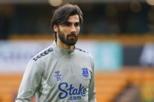 Andre Gomes podczas rozgrzewki