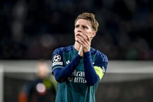 Martin Odegaard bijący brawo kibicom