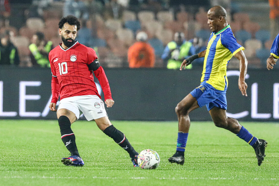 Mo Salah podający piłkę