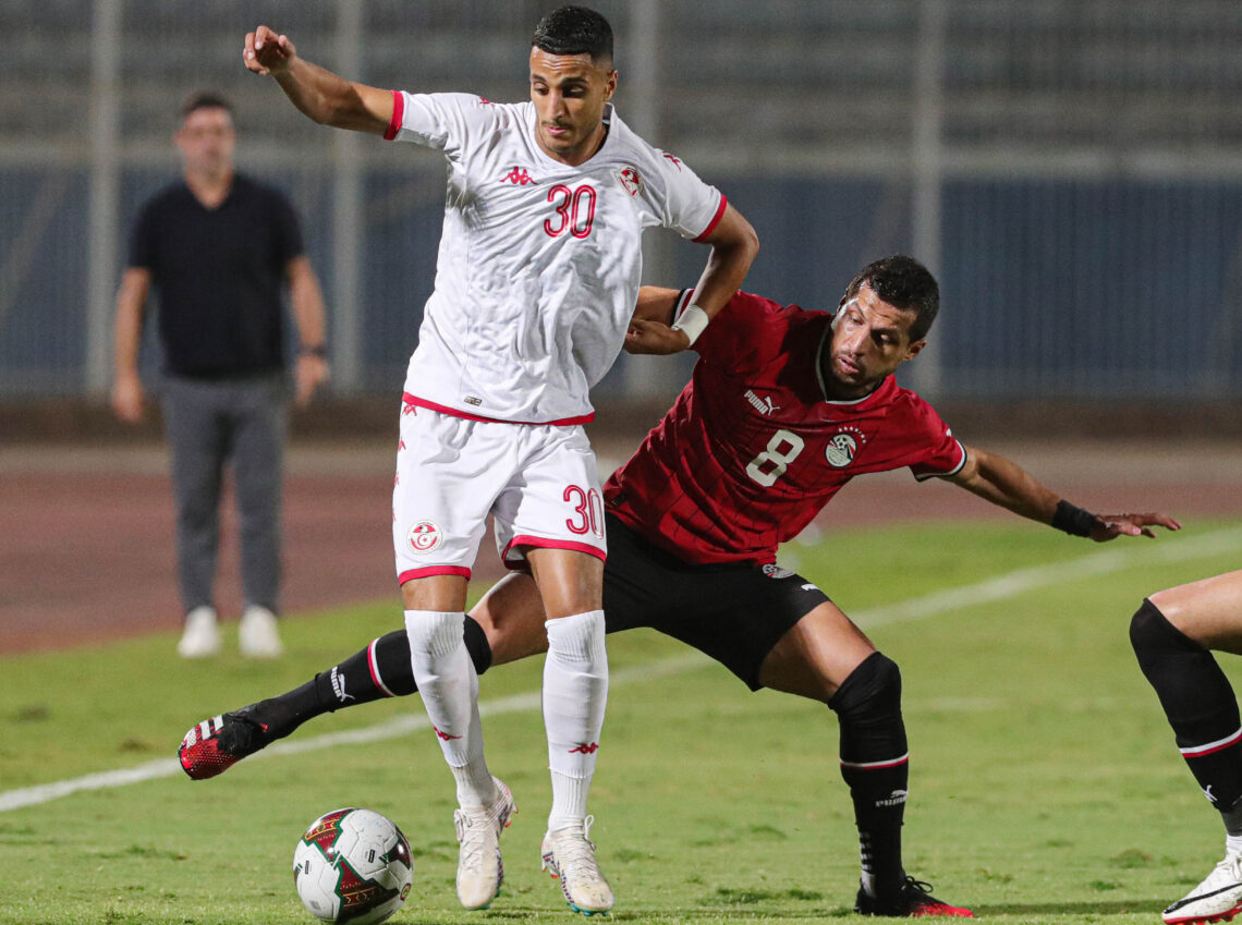 Piłkarz Tunezji zasłaniający piłkę