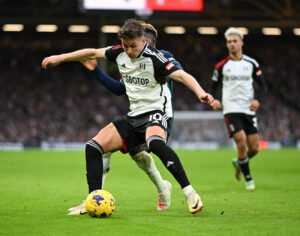 Tom Cairney zastawiający piłkę