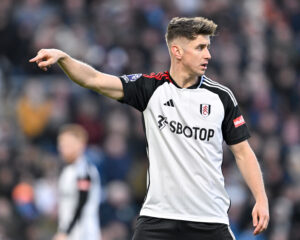 Gestykulujący Tom Cairney