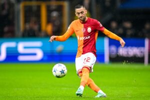 Hakim Ziyech podający piłkę