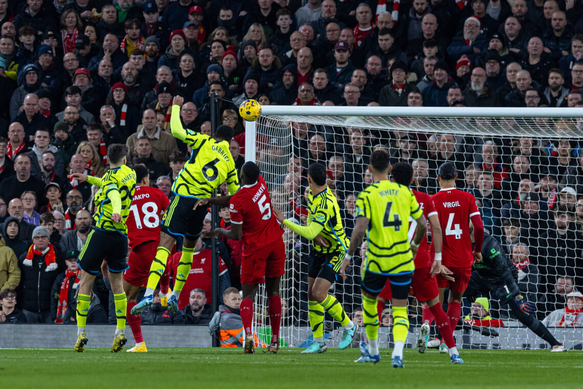 Piłkarze Liverpoolu i Arsenalu podczas rzutu rożnego