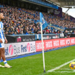 Piłkarz Huddersfield wykonujący rzut rożny