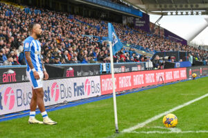 Piłkarz Huddersfield wykonujący rzut rożny