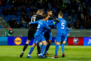 Piłkarze Islandii po obronieniu akcji