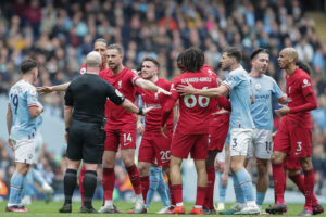Piłkarze Liverpoolu i City podczas przepychanki