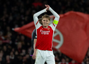 Martin Odegaard pobudzający kibiców