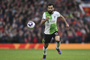 Mo Salah przyjmujący piłkę
