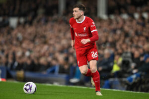 Andy Robertson biegnący z piłką