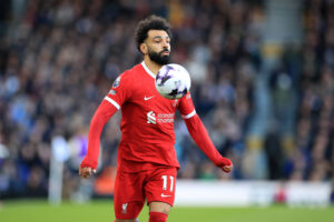 Mo Salah przyjmujący piłkę
